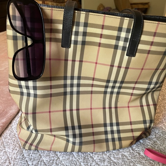 Burberry tote - Picture 1 of 7